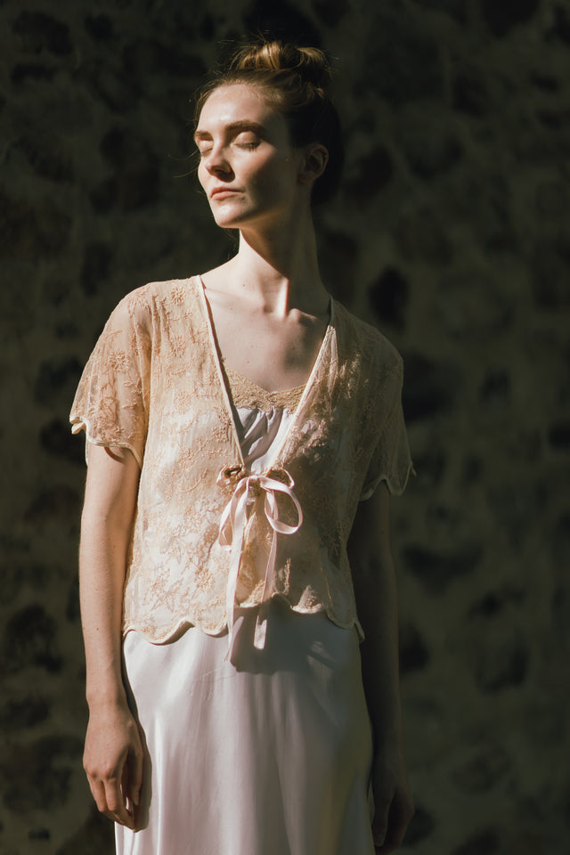 1920s scalloped lace bed jacket