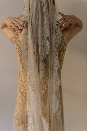 1900s lace veil with hair clip